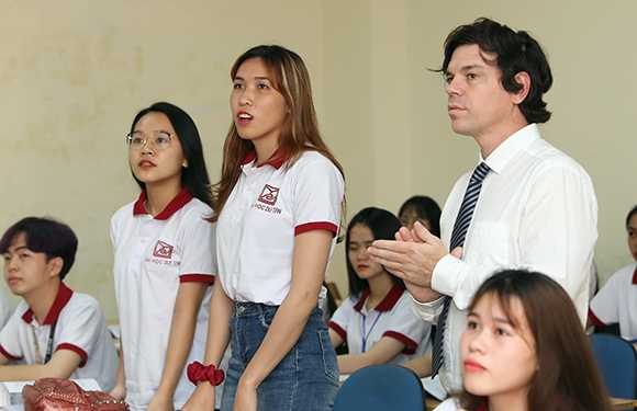 Sinh viên học tập với giảng viên nước ngoại tại Đại học Duy Tân