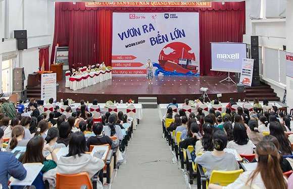 Chị Trương Thị Lan Hương - Giám đốc Khách sạn Mường Thanh Đà Nẵng chia sẻ về cơ hội việc làm cho sinh viên